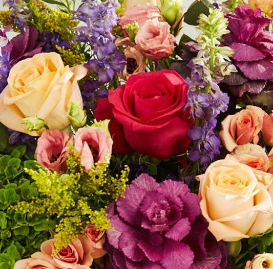 Hermosa y colorida mezcla primaveral con rosas: creada por nuestro diseñador